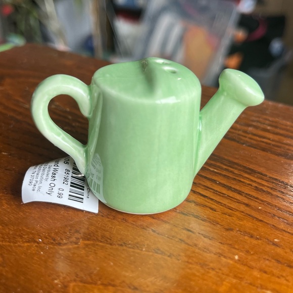 Set of Cracker Barrel Watering Can Salt and Pepper Shakers - Picture 2 of 7
